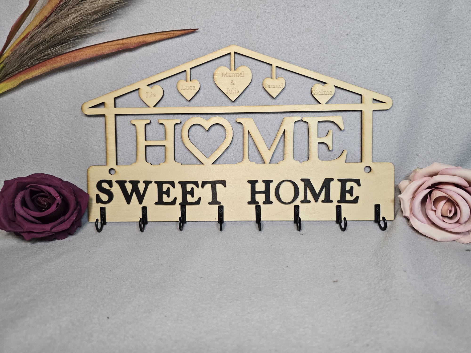Personalisierter Schlüsselhalter – Home Sweet Home mit Namensherzen | Handgefertigte Holzdeko
