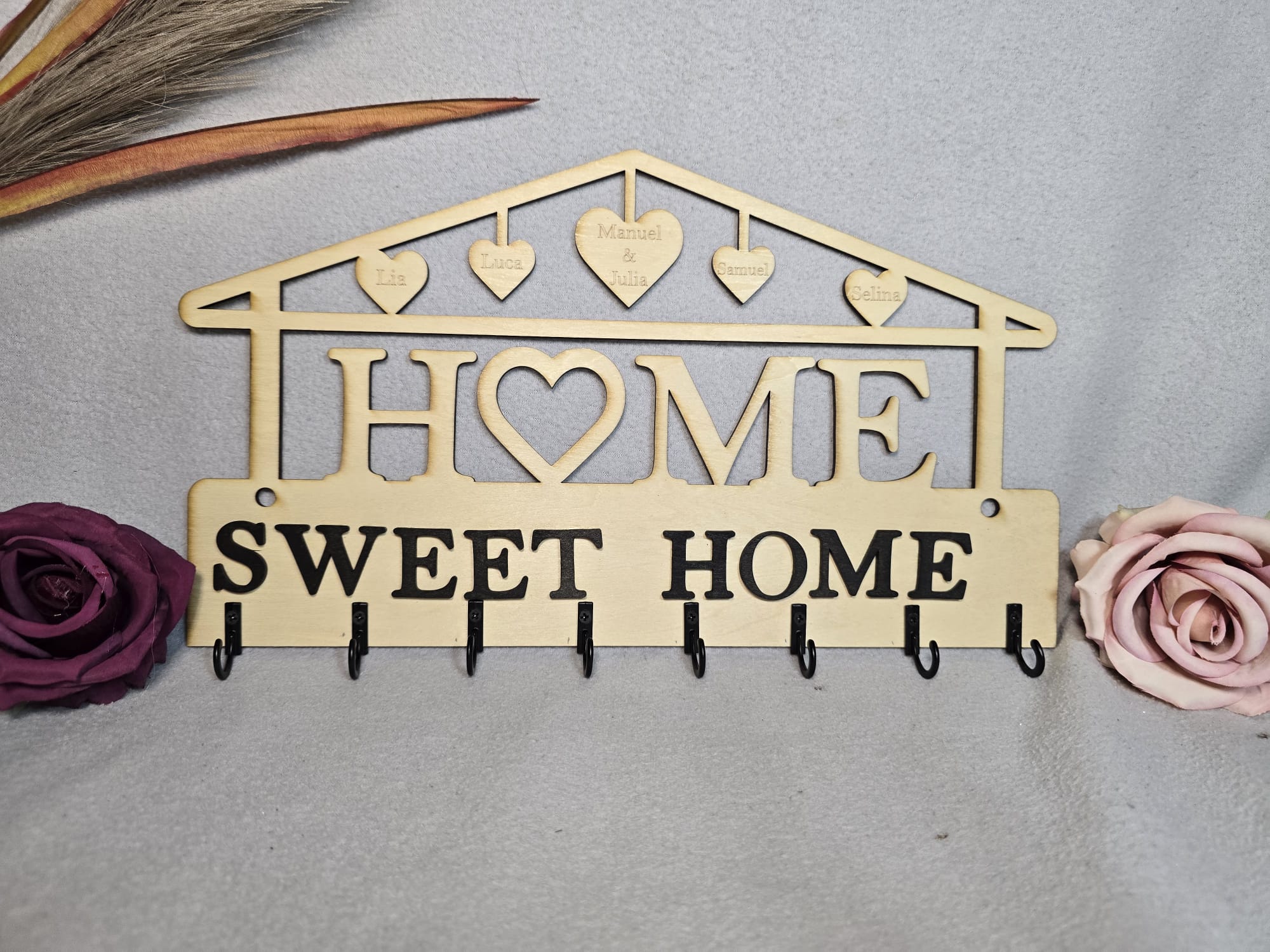 Personalisierter Schlüsselhalter – Home Sweet Home mit Namensherzen | Handgefertigte Holzdeko