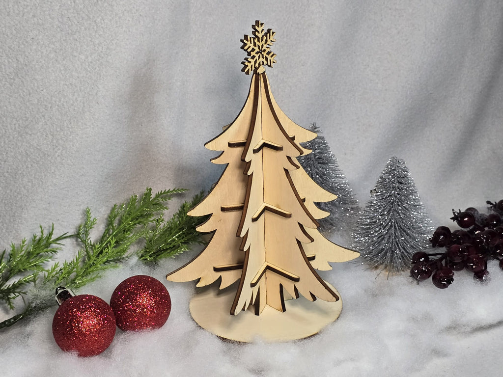 Weihnachtsbaum aus Holz mit Schneeflocke – Handgefertigte Winterdeko