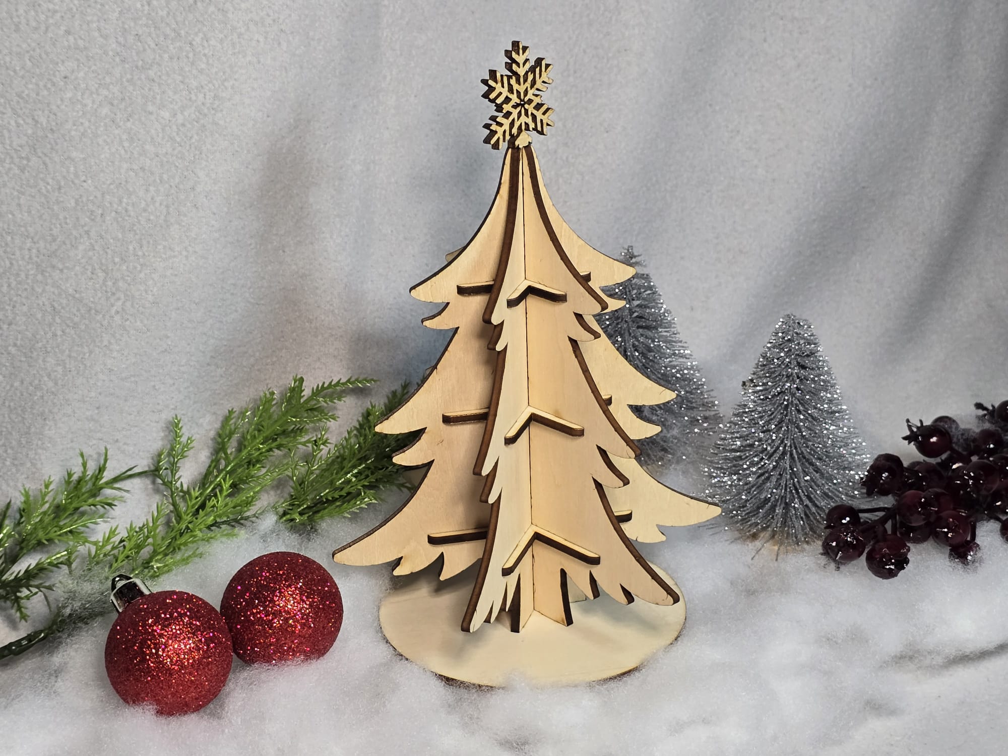 Weihnachtsbaum aus Holz mit Schneeflocke – Handgefertigte Winterdeko