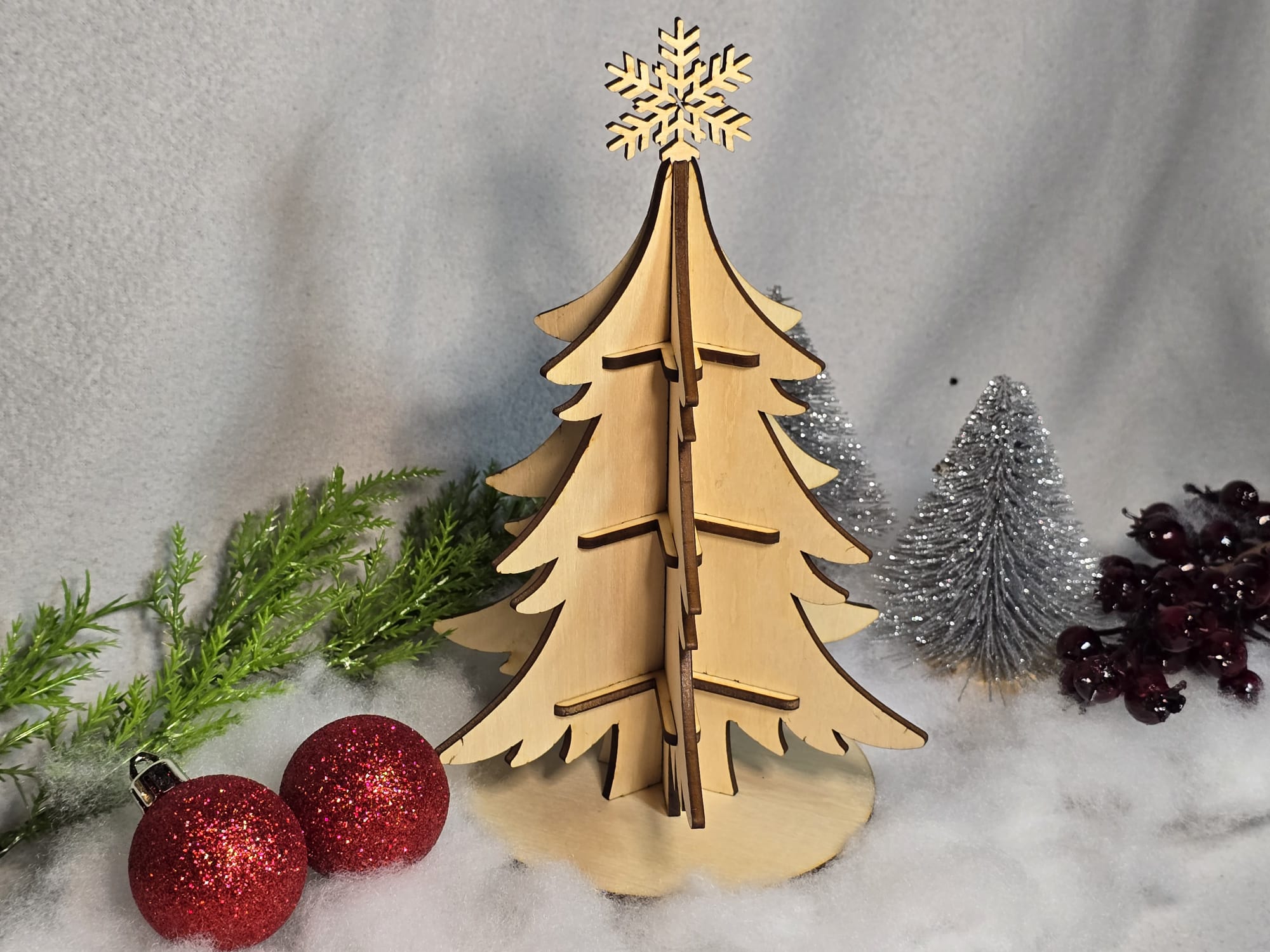 Weihnachtsbaum aus Holz mit Schneeflocke – Handgefertigte Winterdeko