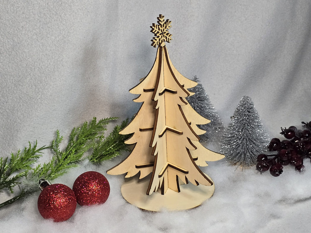 Weihnachtsbaum aus Holz mit Schneeflocke – Handgefertigte Winterdeko