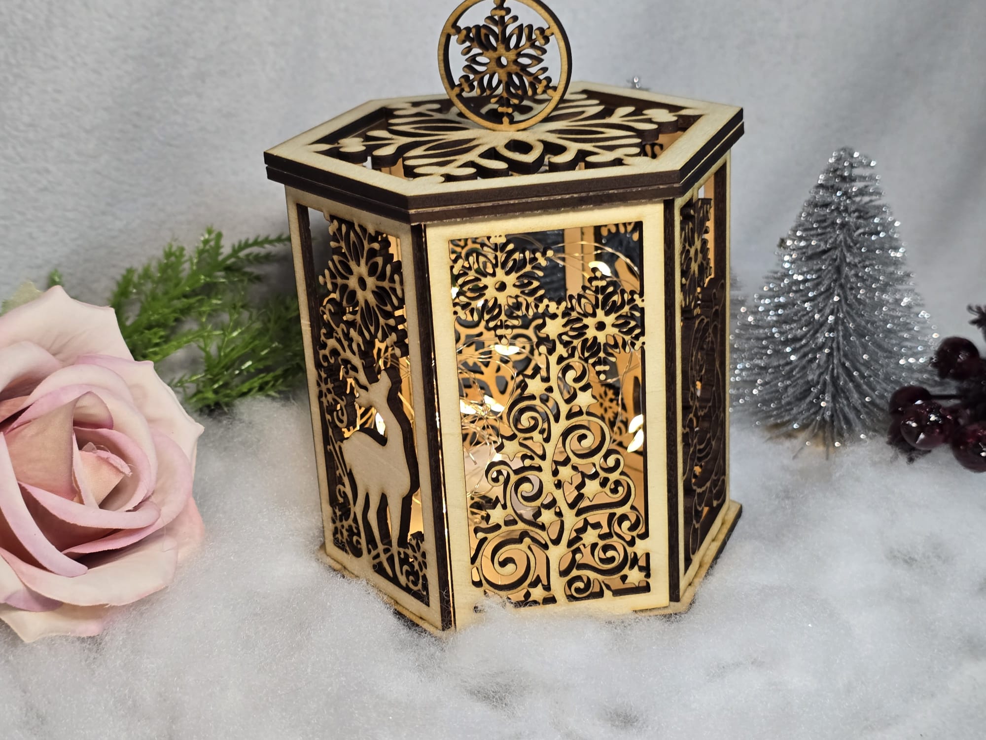 Winterlaterne aus Holz – Handgefertigte Weihnachtsdeko mit Rehmotiv