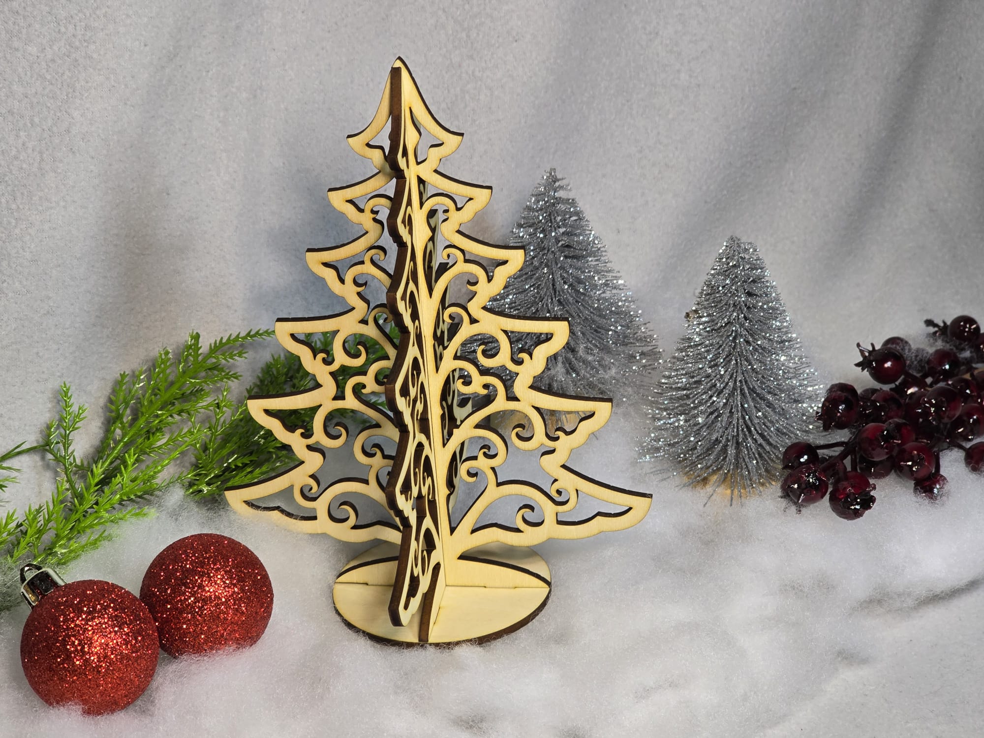 Weihnachtsbaum aus Holz – Handgefertigte Winterdeko im filigranen Design