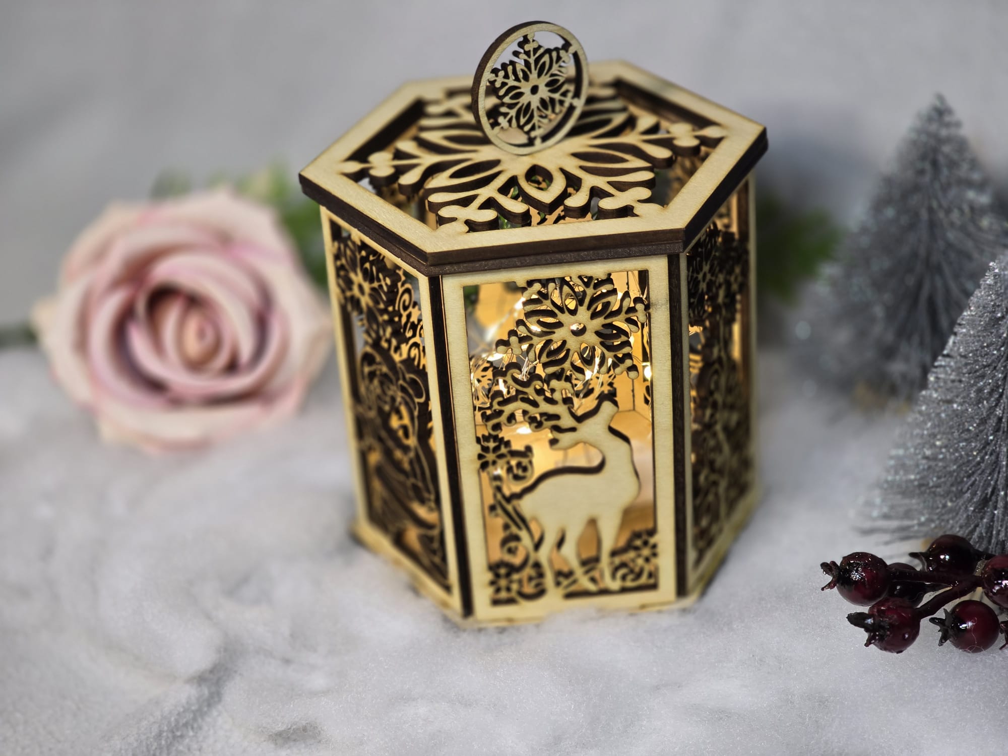 Winterlaterne aus Holz – Handgefertigte Weihnachtsdeko mit Rehmotiv