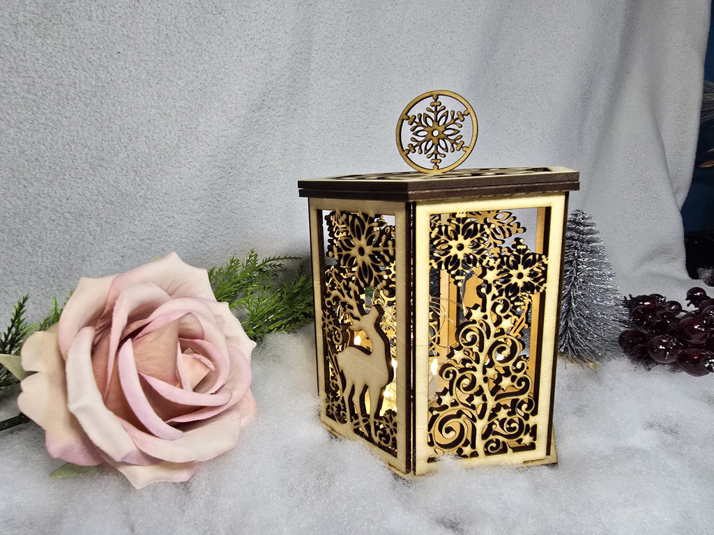 Winterlaterne aus Holz – Handgefertigte Weihnachtsdeko mit Rehmotiv