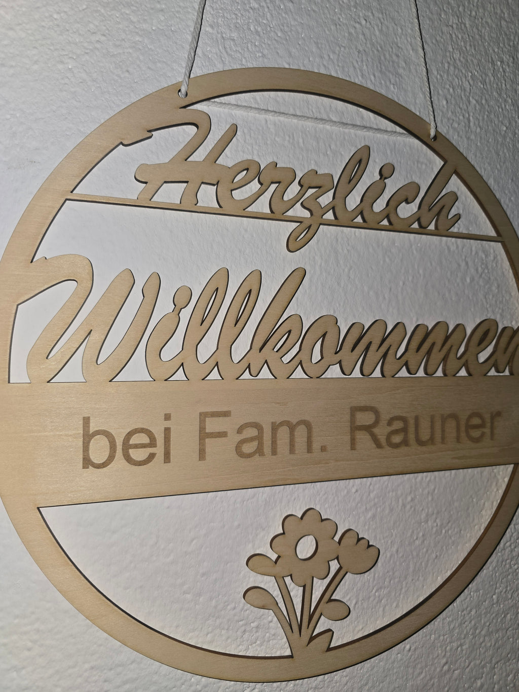 Herzlich Willkommen Schild aus Holz – Personalisiertes Türschild Familie – Eingangsschild Wanddeko 29 cm
