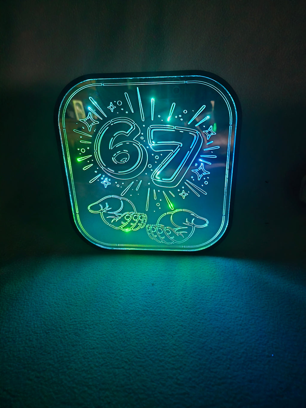 LED Acryl Leuchte „67“ – RGB Farbwechsel mit Fernbedienung | Batterie- & USB-Betrieb/  19×20 cm