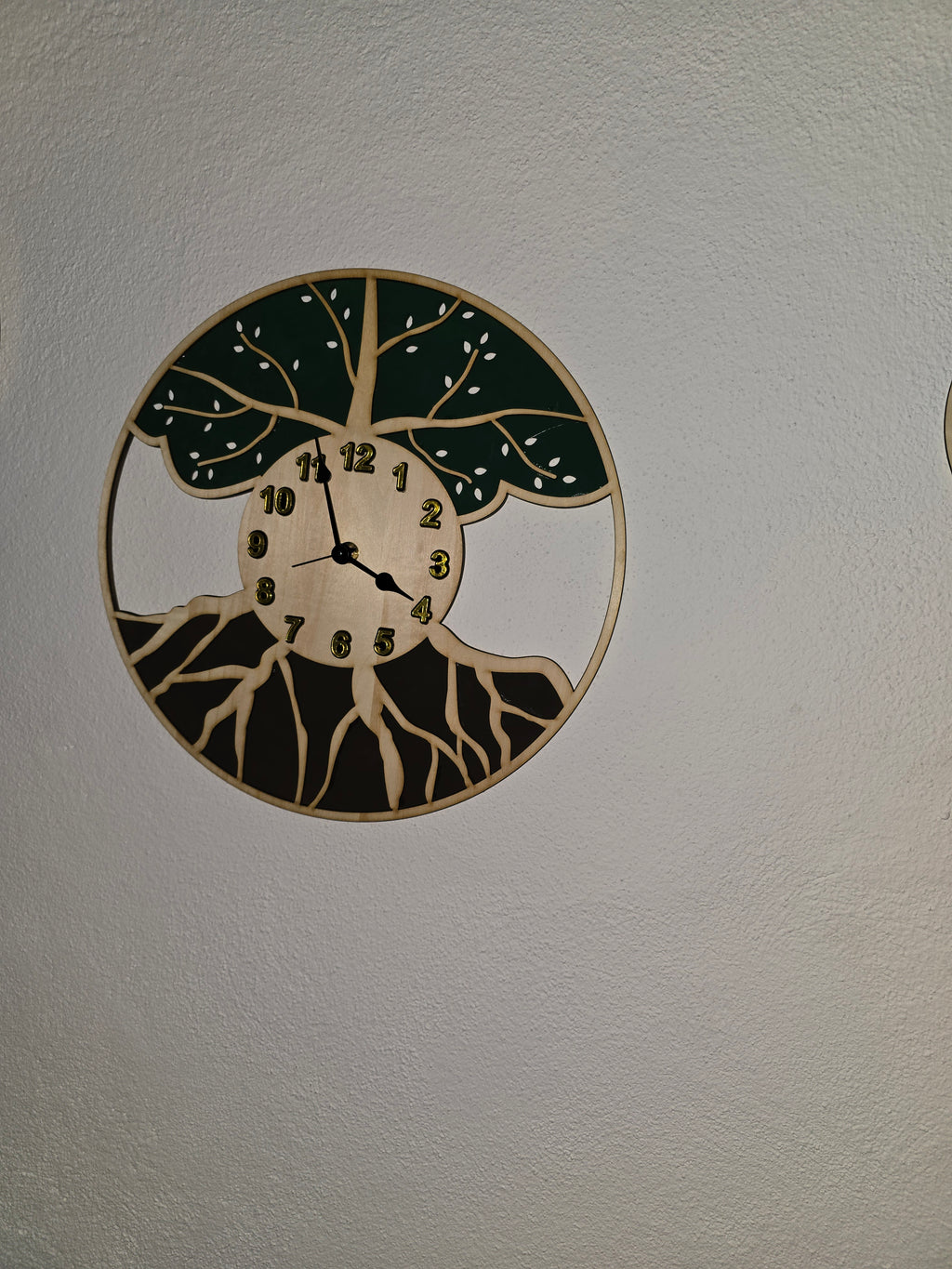 Handgemachte Holz Wanduhr „Baum des Lebens“ – Runde Wanddekoration aus Naturholz (34 cm)