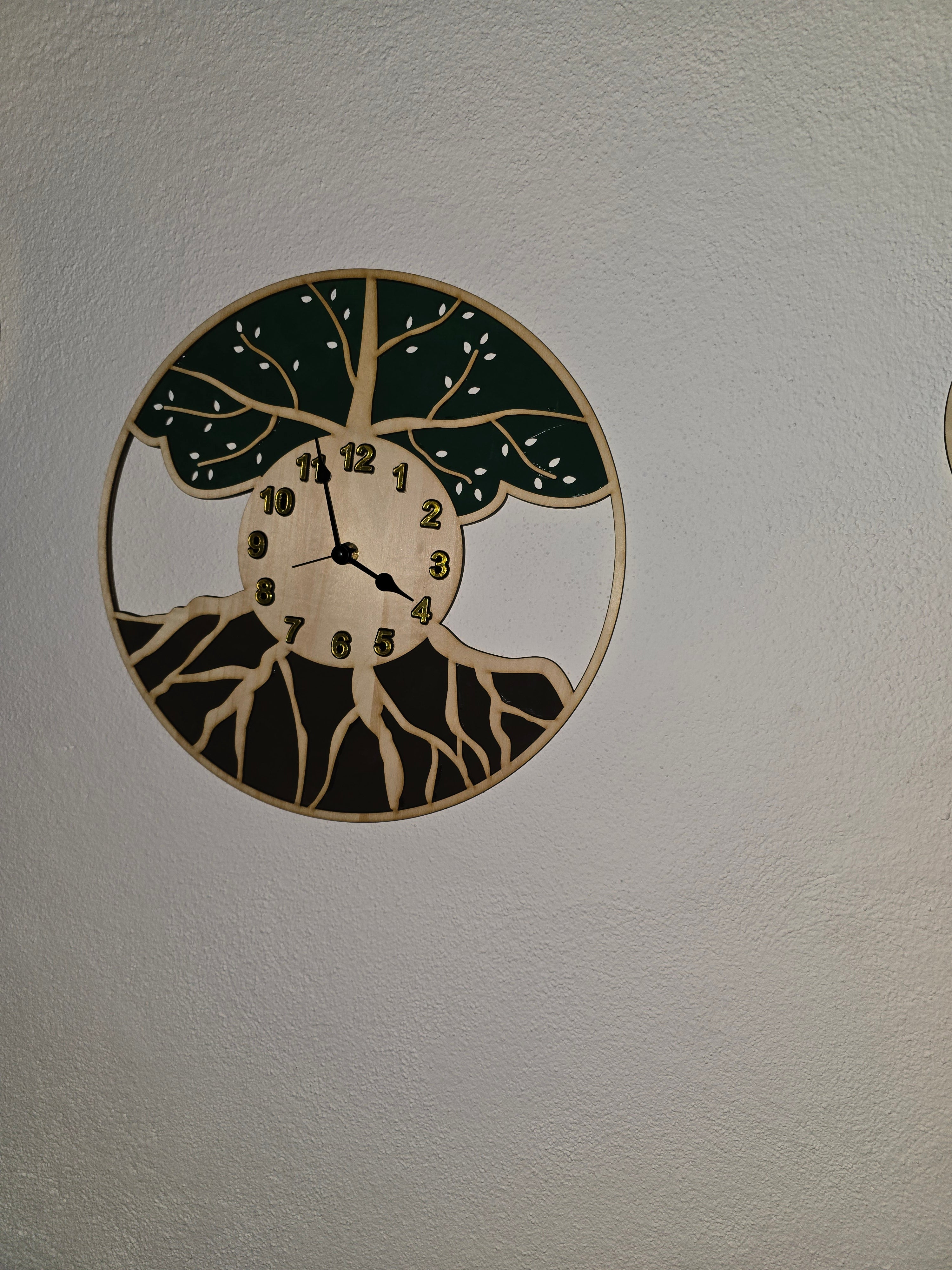 Handgemachte Holz Wanduhr „Baum des Lebens“ – Runde Wanddekoration aus Naturholz (34 cm)