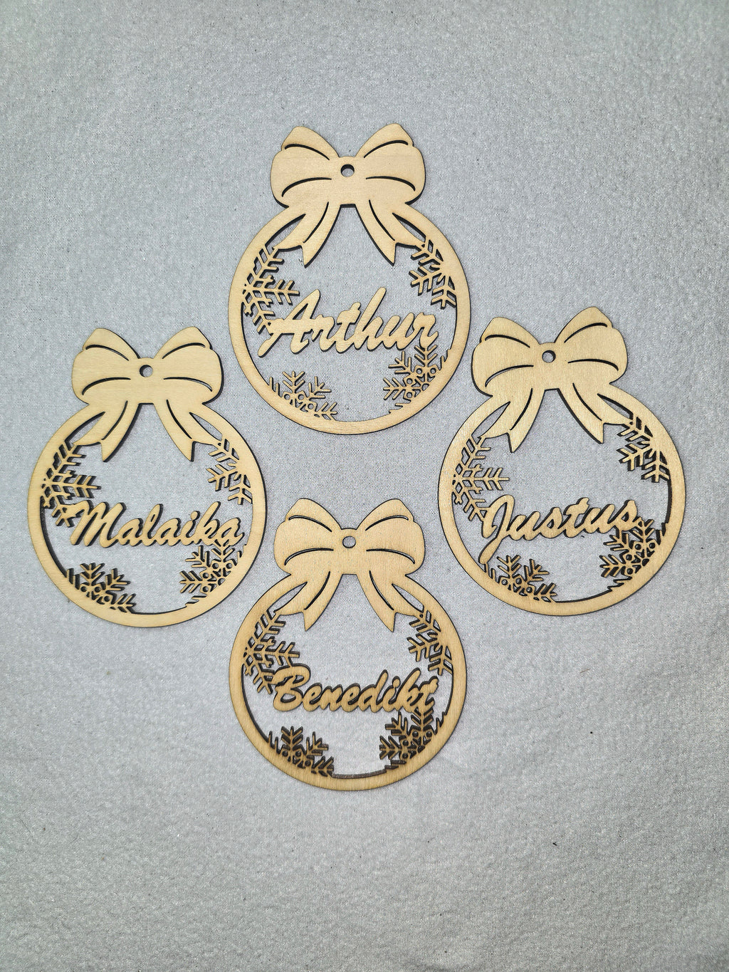 Personalisiertes Holz-Weihnachtsanhänger 4er-Set – Mit Namen – Weihnachtskugel Dekoration