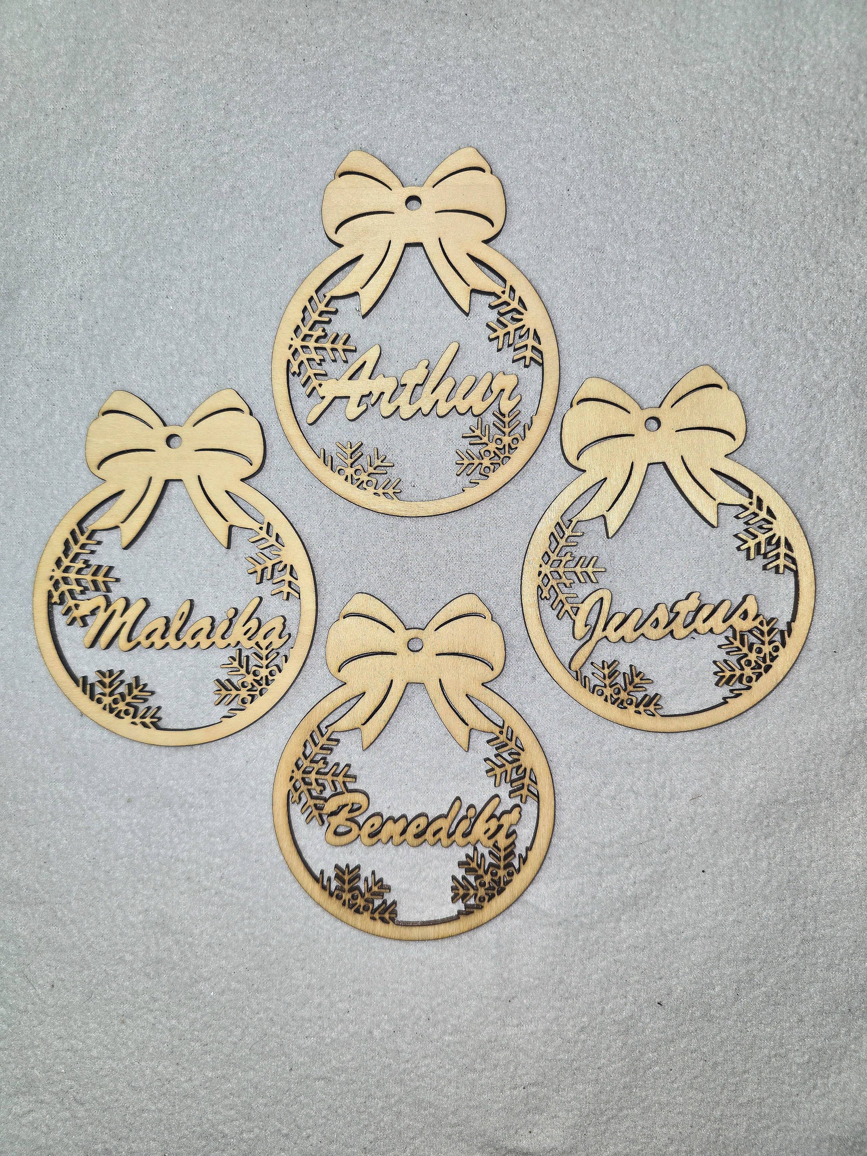 Personalisiertes Holz-Weihnachtsanhänger 4er-Set – Mit Namen – Weihnachtskugel Dekoration
