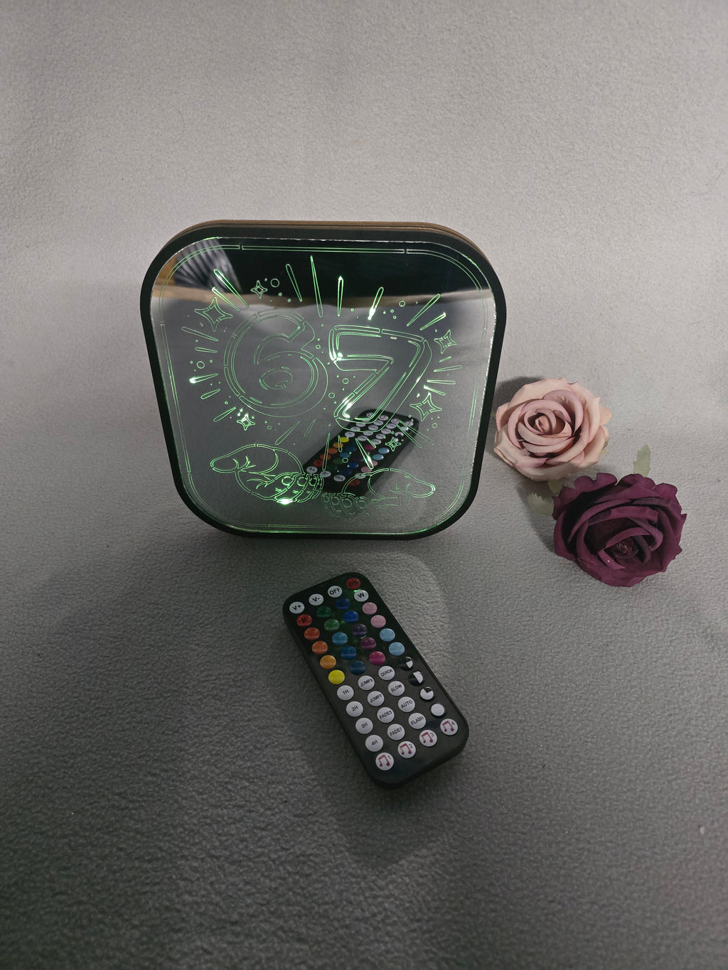 LED Acryl Leuchte „67“ – RGB Farbwechsel mit Fernbedienung | Batterie- & USB-Betrieb/  19×20 cm