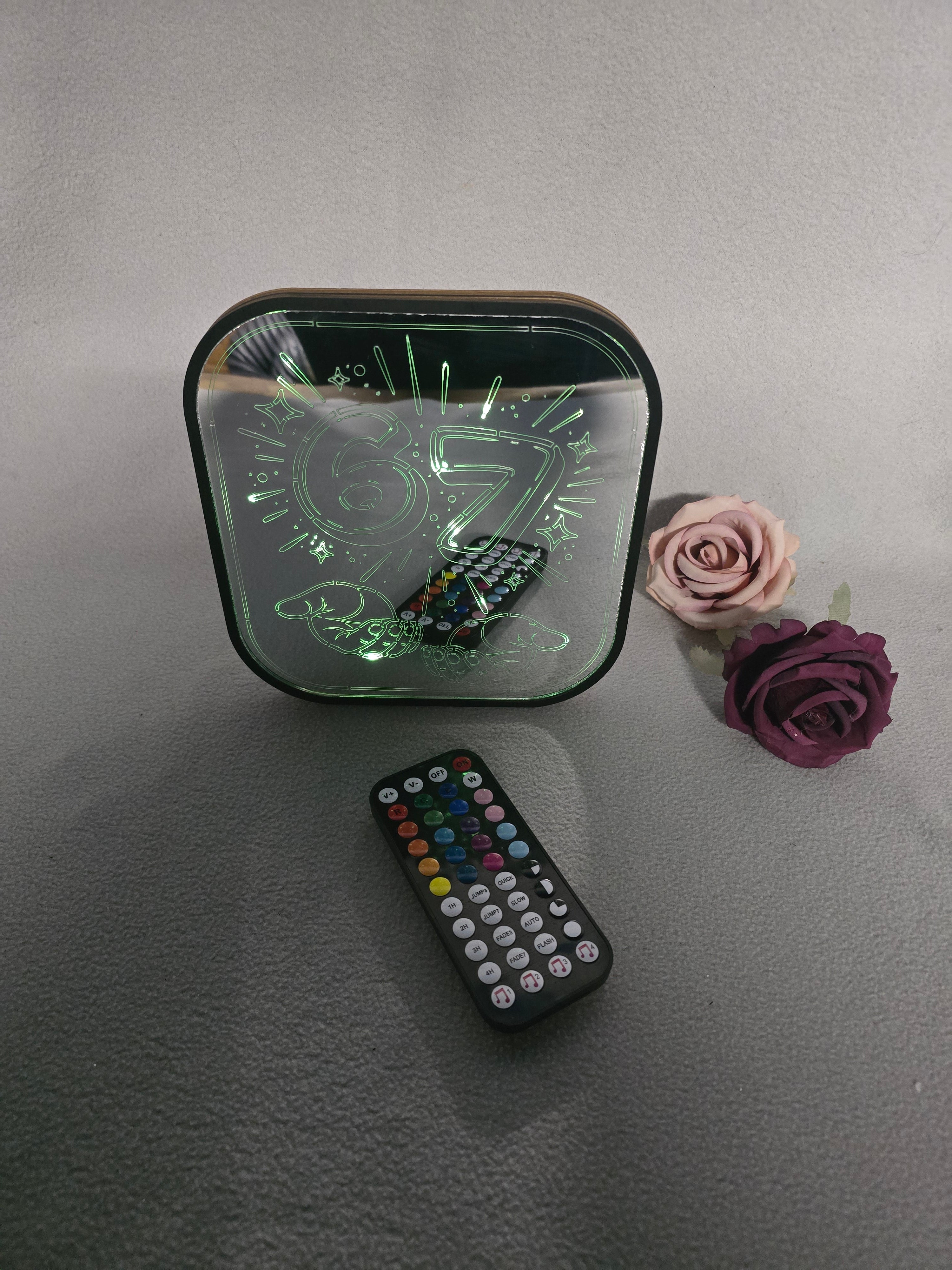LED Acryl Leuchte „67“ – RGB Farbwechsel mit Fernbedienung | Batterie- & USB-Betrieb/  19×20 cm