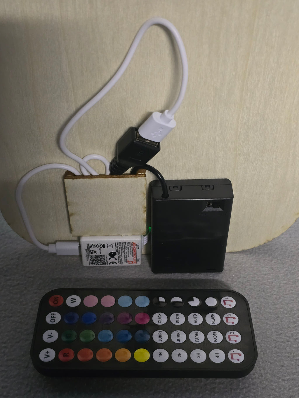LED Acryl Leuchte „67“ – RGB Farbwechsel mit Fernbedienung | Batterie- & USB-Betrieb/  19×20 cm