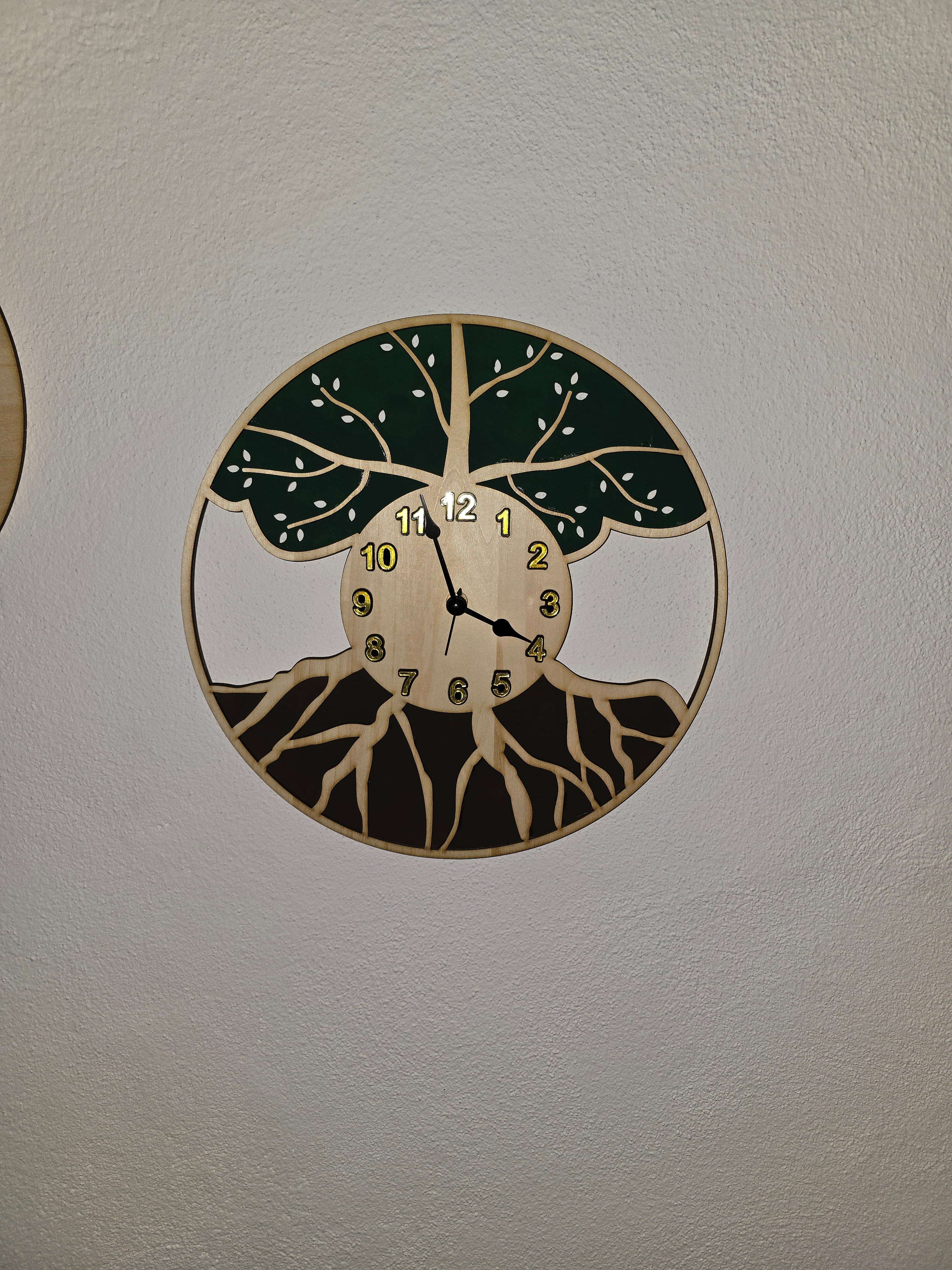 Handgemachte Holz Wanduhr „Baum des Lebens“ – Runde Wanddekoration aus Naturholz (34 cm)