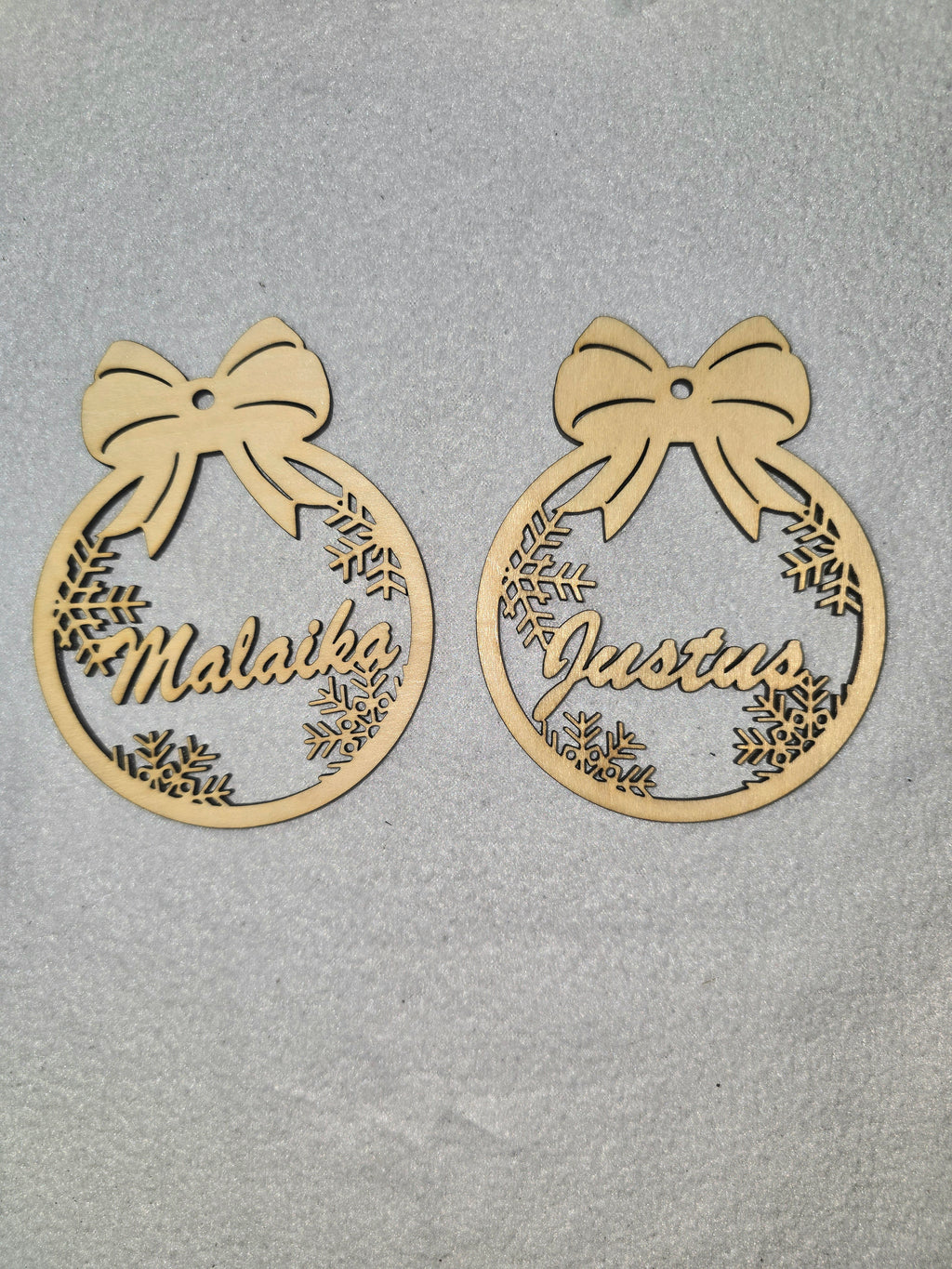 Personalisiertes Holz-Weihnachtsanhänger 4er-Set – Mit Namen – Weihnachtskugel Dekoration