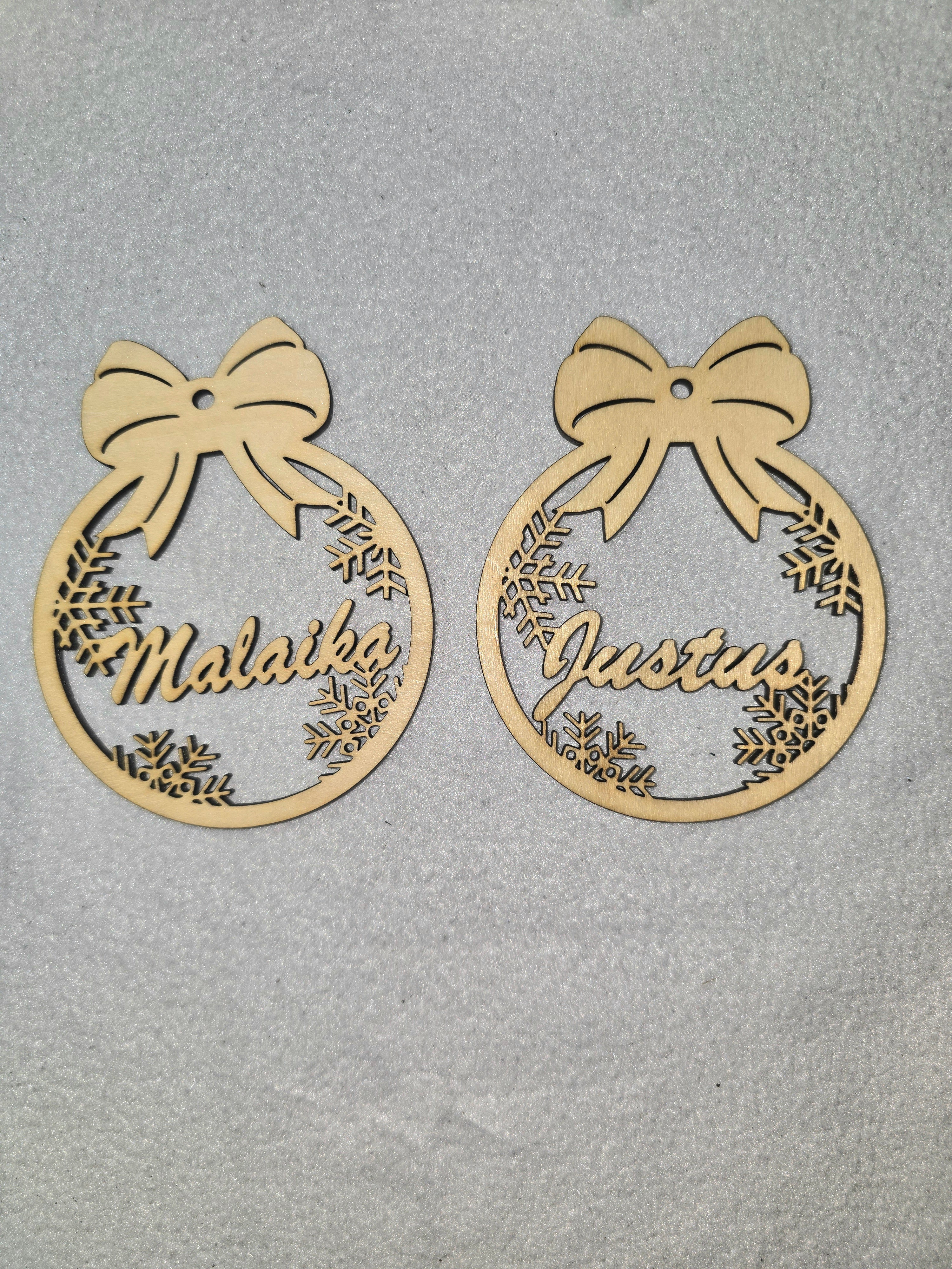 Personalisiertes Holz-Weihnachtsanhänger 4er-Set – Mit Namen – Weihnachtskugel Dekoration