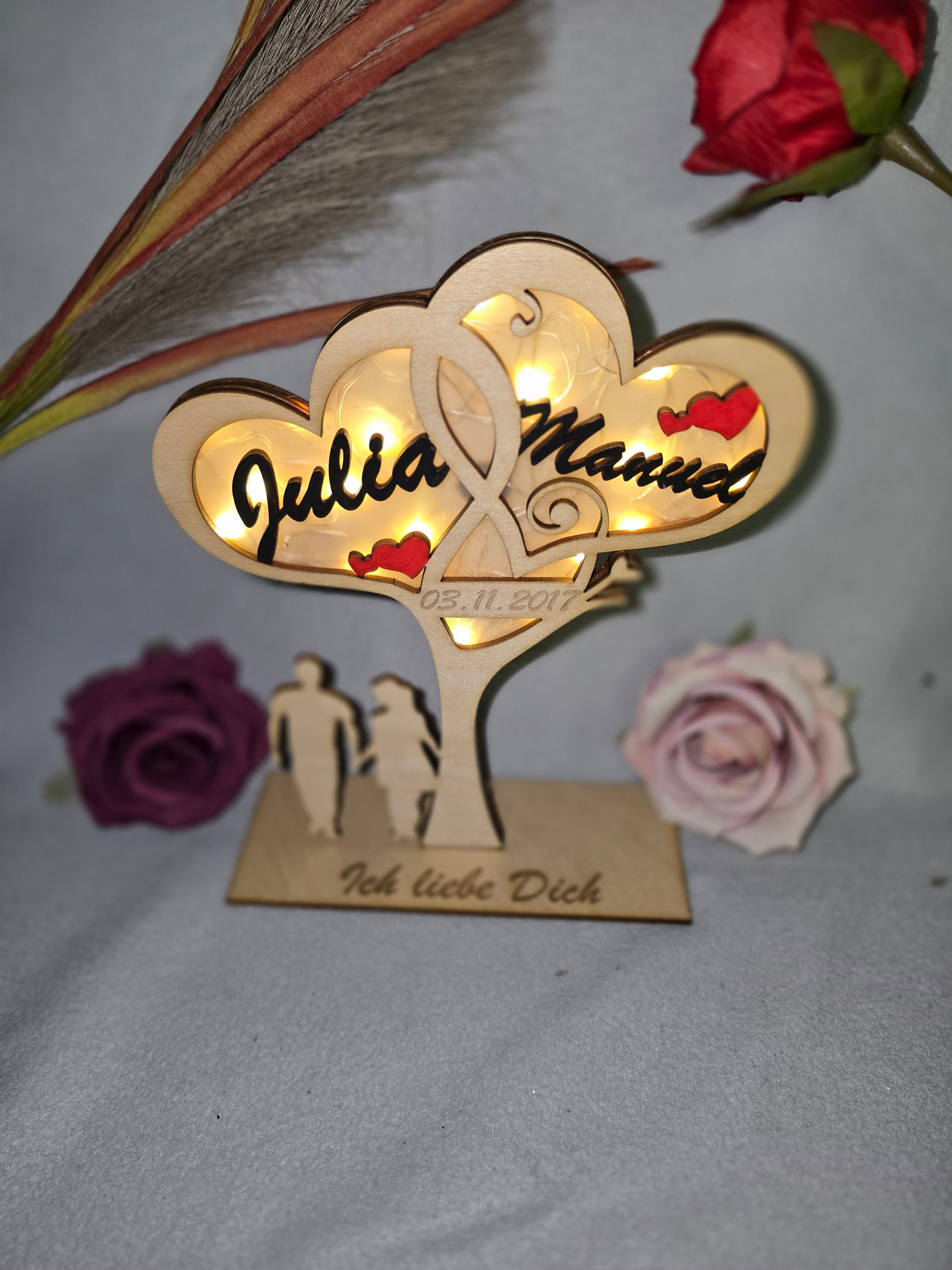 Personalisiertes LED-Herz aus Holz mit Namen – Romantische Geschenkidee für Paare