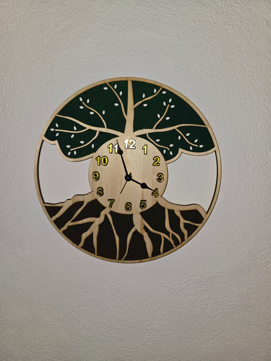Handgemachte Holz Wanduhr „Baum des Lebens“ – Runde Wanddekoration aus Naturholz (34 cm)