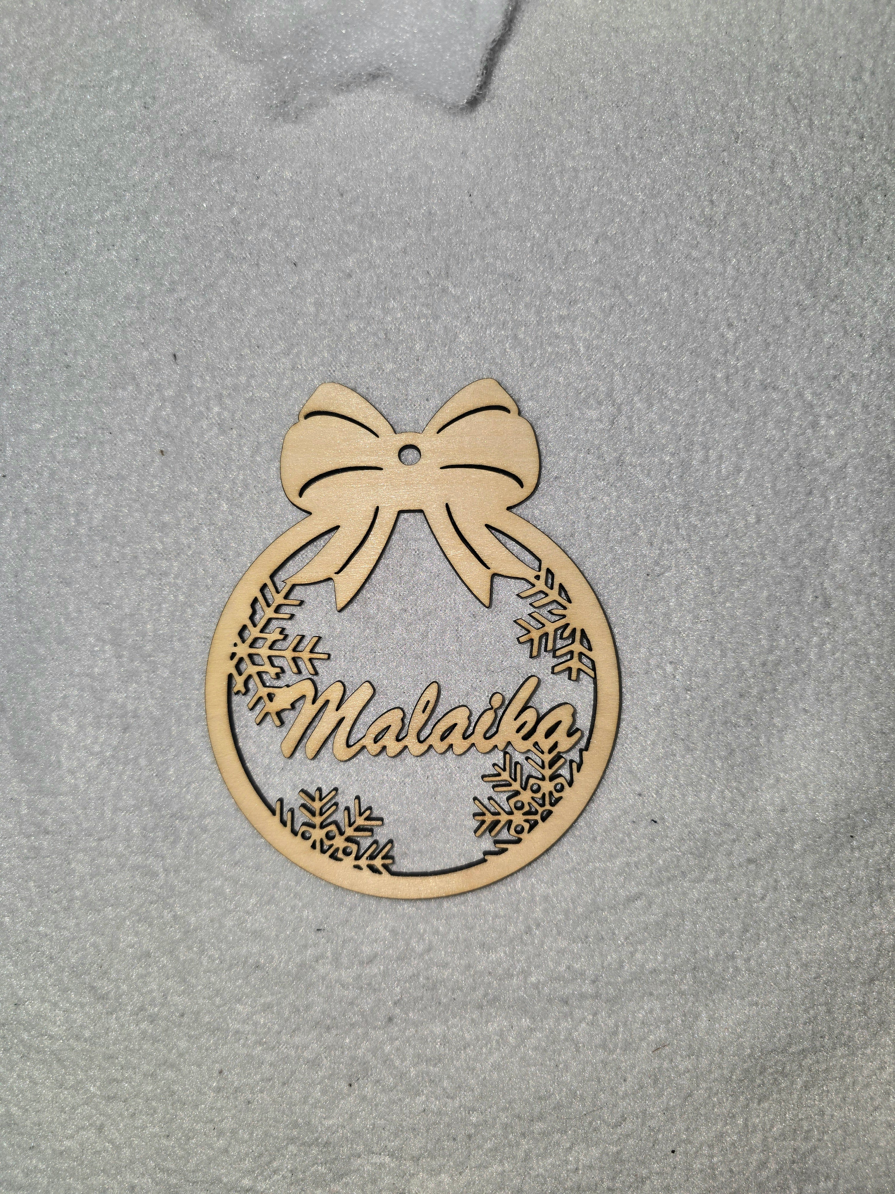 Personalisiertes Holz-Weihnachtsanhänger 4er-Set – Mit Namen – Weihnachtskugel Dekoration