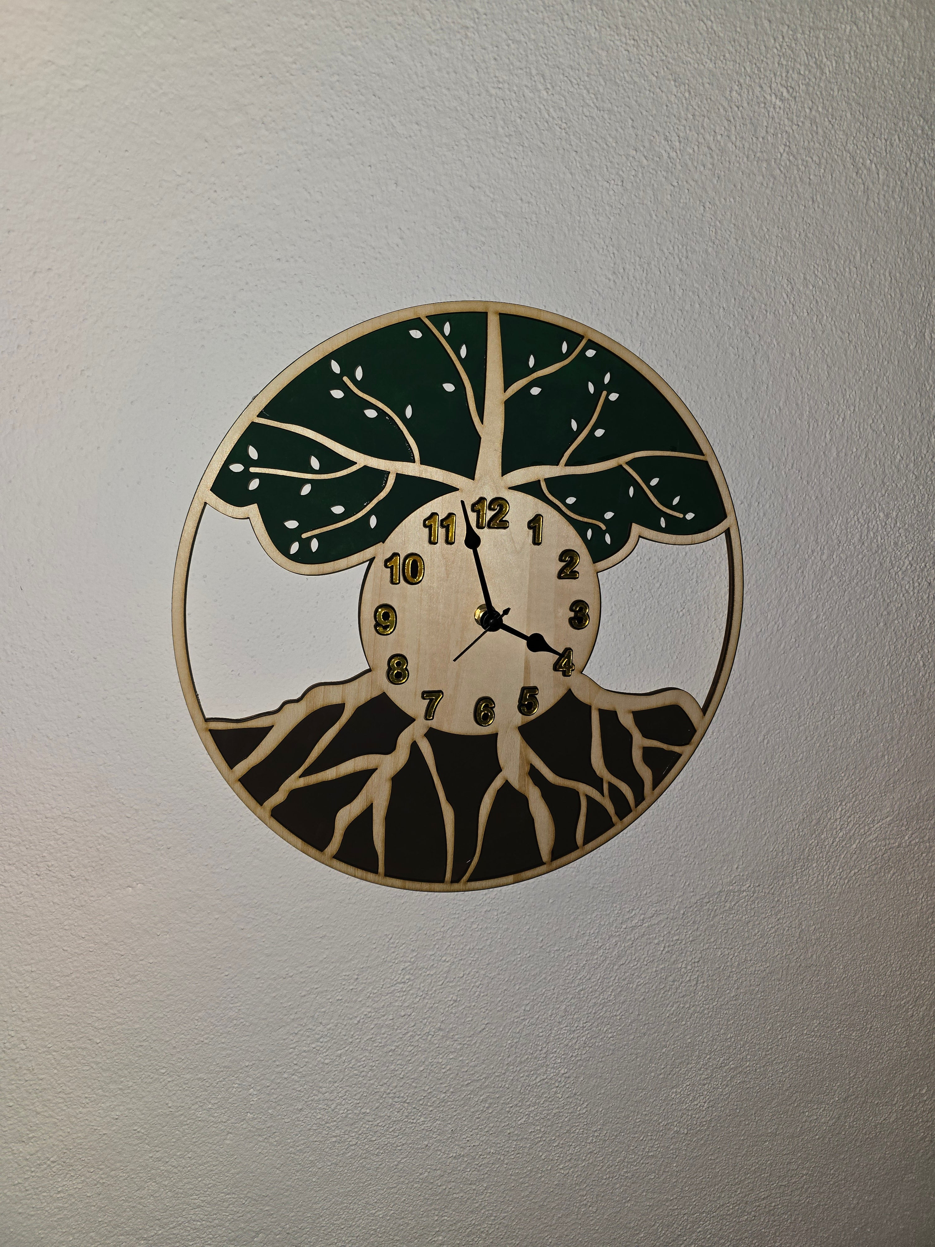 Handgemachte Holz Wanduhr „Baum des Lebens“ – Runde Wanddekoration aus Naturholz (34 cm)