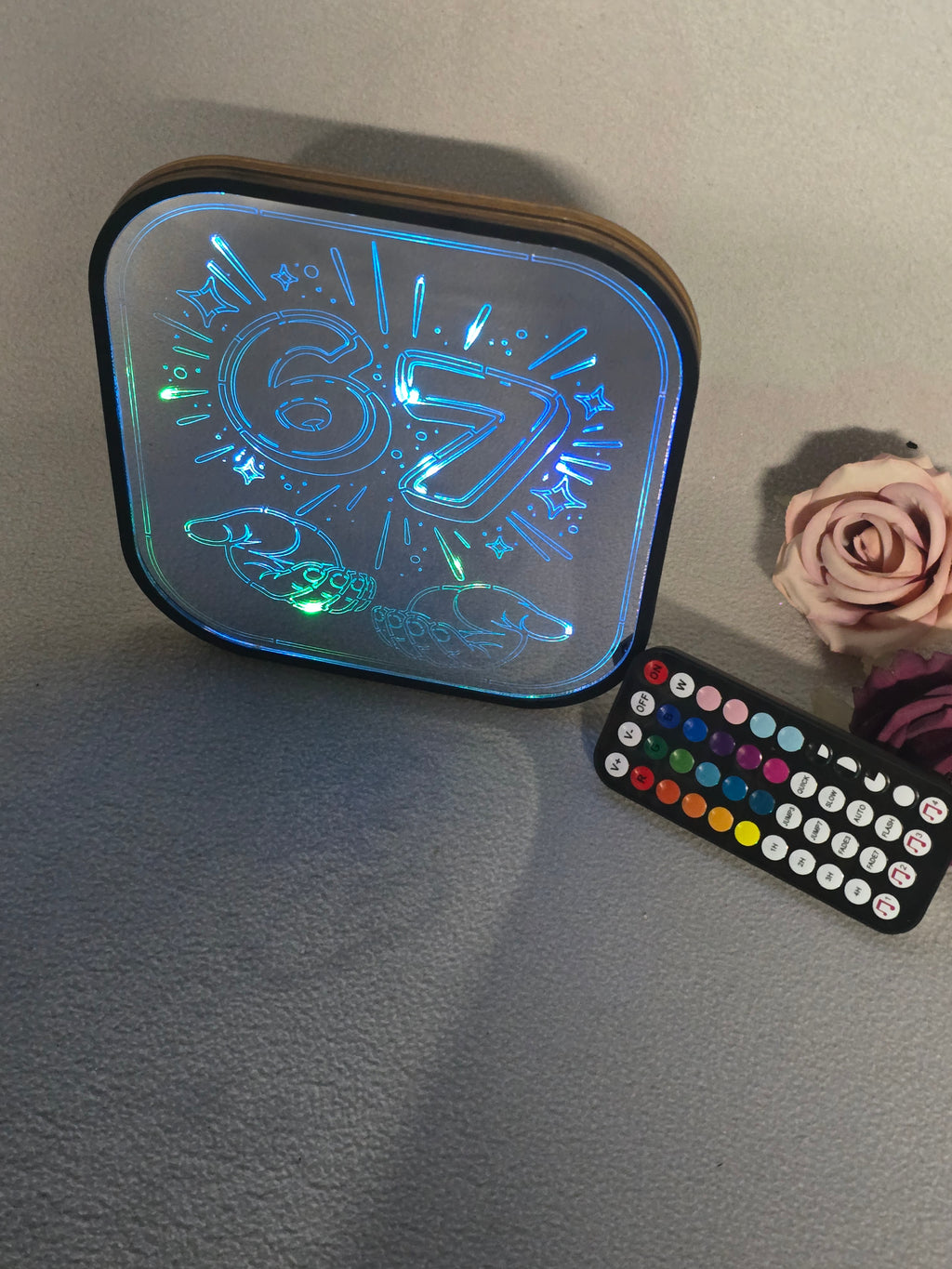 LED Acryl Leuchte „67“ – RGB Farbwechsel mit Fernbedienung | Batterie- & USB-Betrieb/  19×20 cm