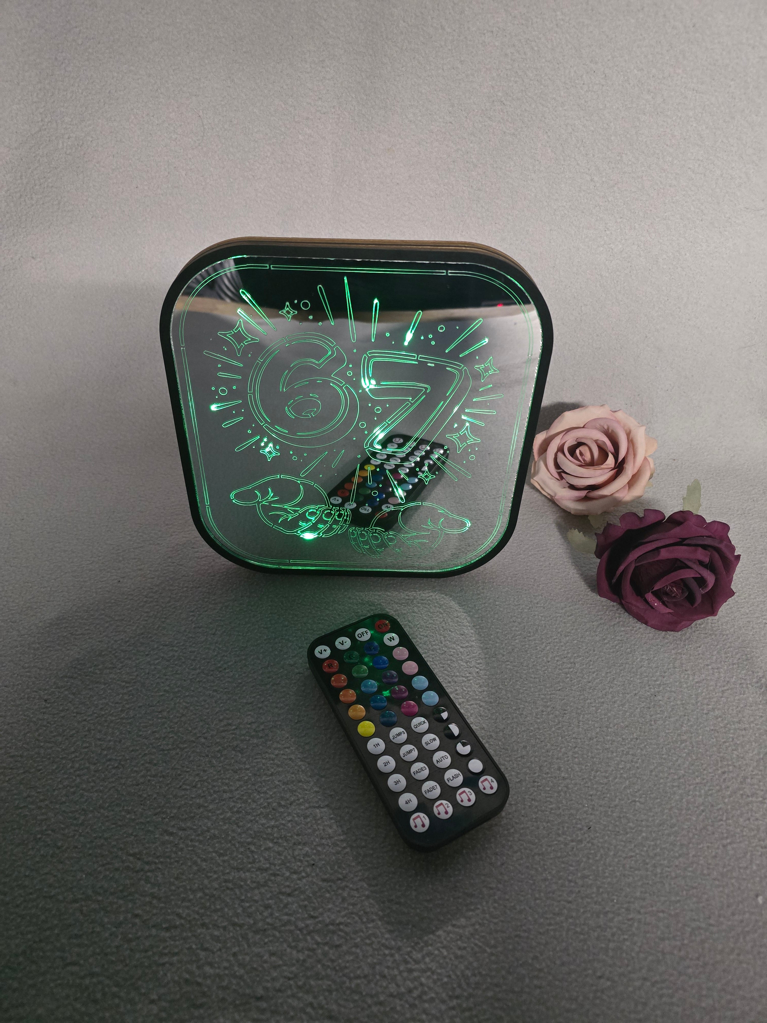 LED Acryl Leuchte „67“ – RGB Farbwechsel mit Fernbedienung | Batterie- & USB-Betrieb/  19×20 cm