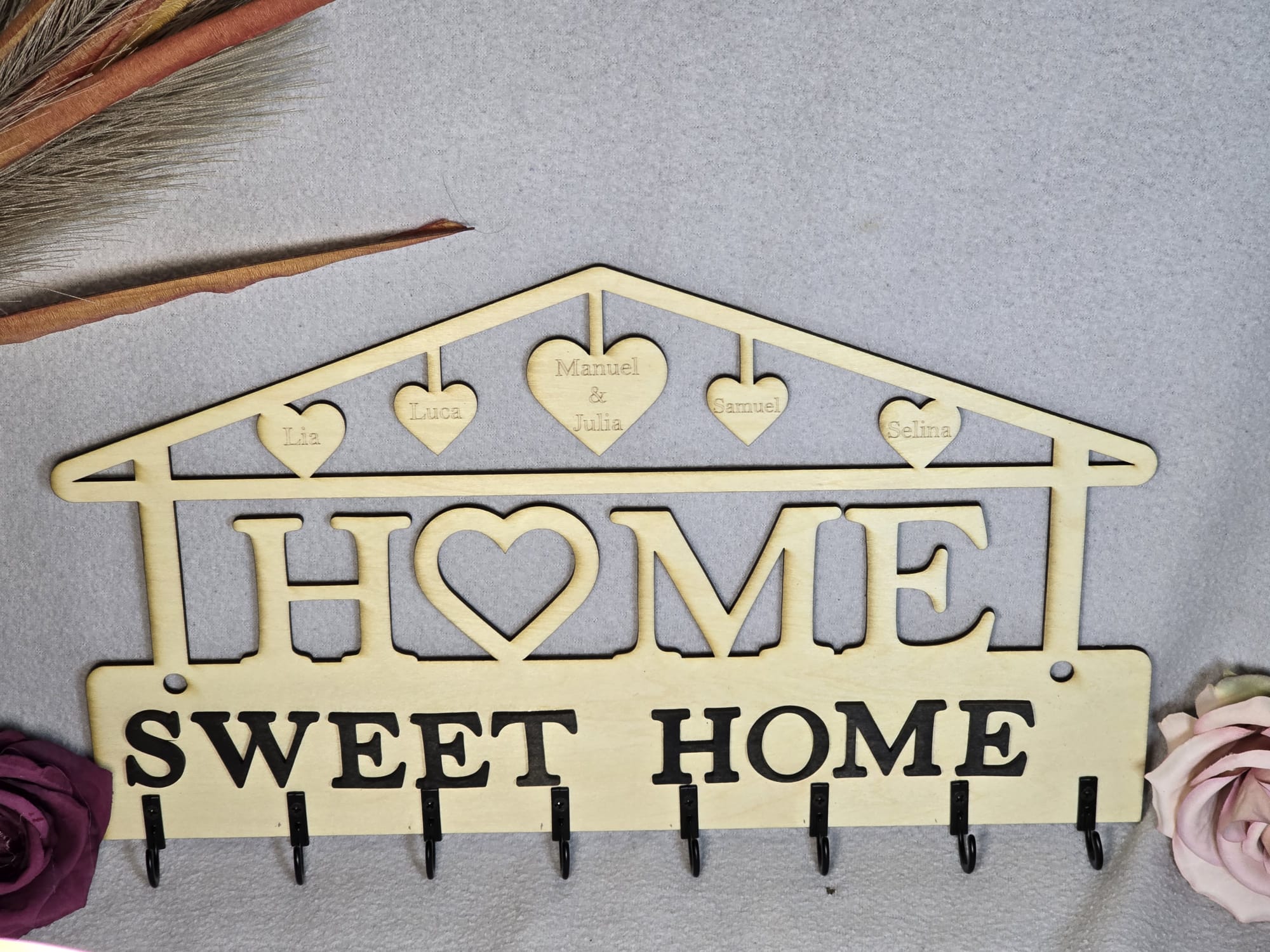 Personalisierter Schlüsselhalter – Home Sweet Home mit Namensherzen | Handgefertigte Holzdeko