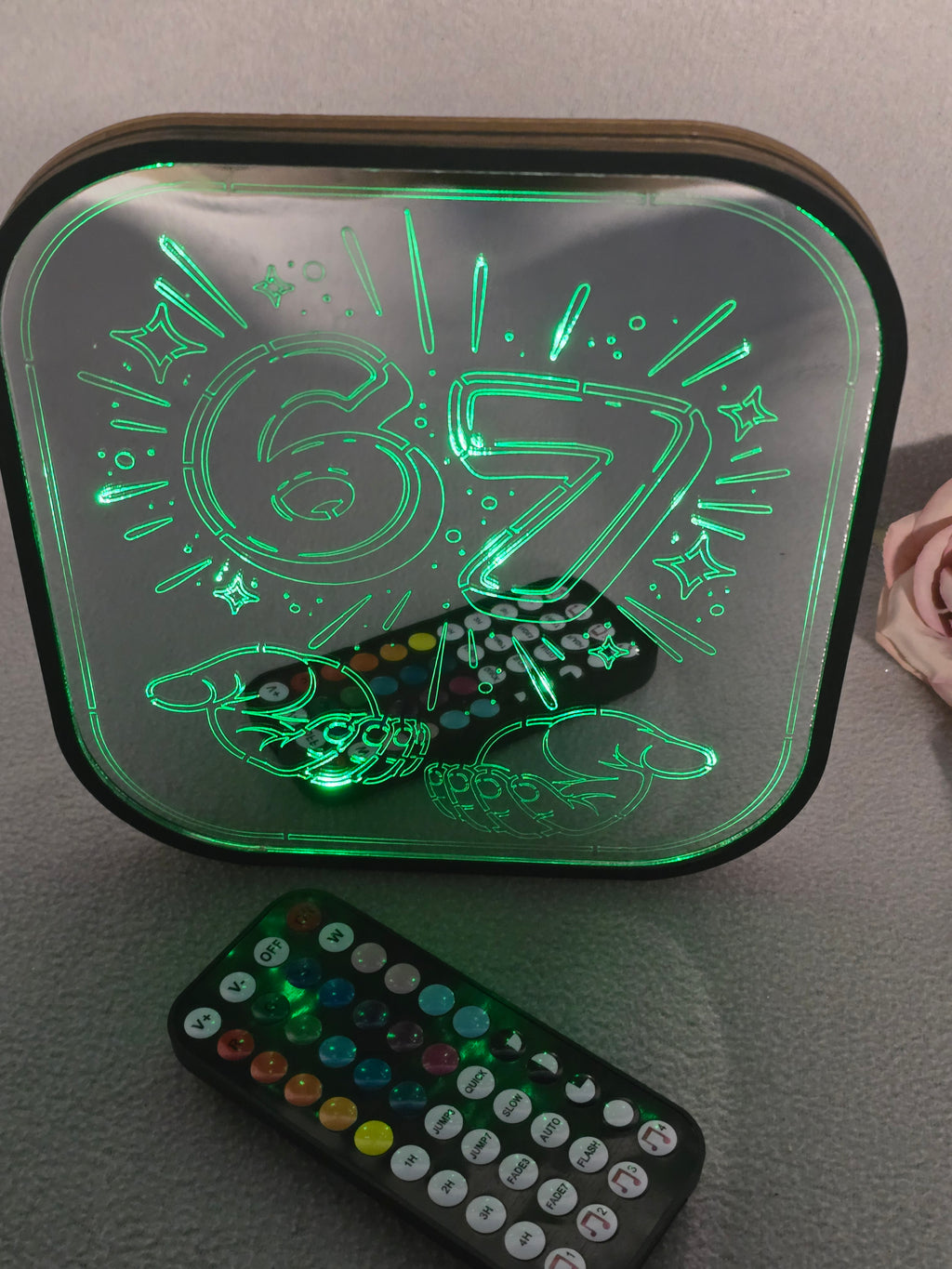 LED Acryl Leuchte „67“ – RGB Farbwechsel mit Fernbedienung | Batterie- & USB-Betrieb/  19×20 cm
