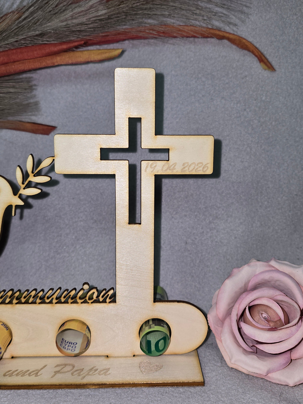 Personalisiertes Geldgeschenk zur Kommunion aus Holz – Taube & Kreuz