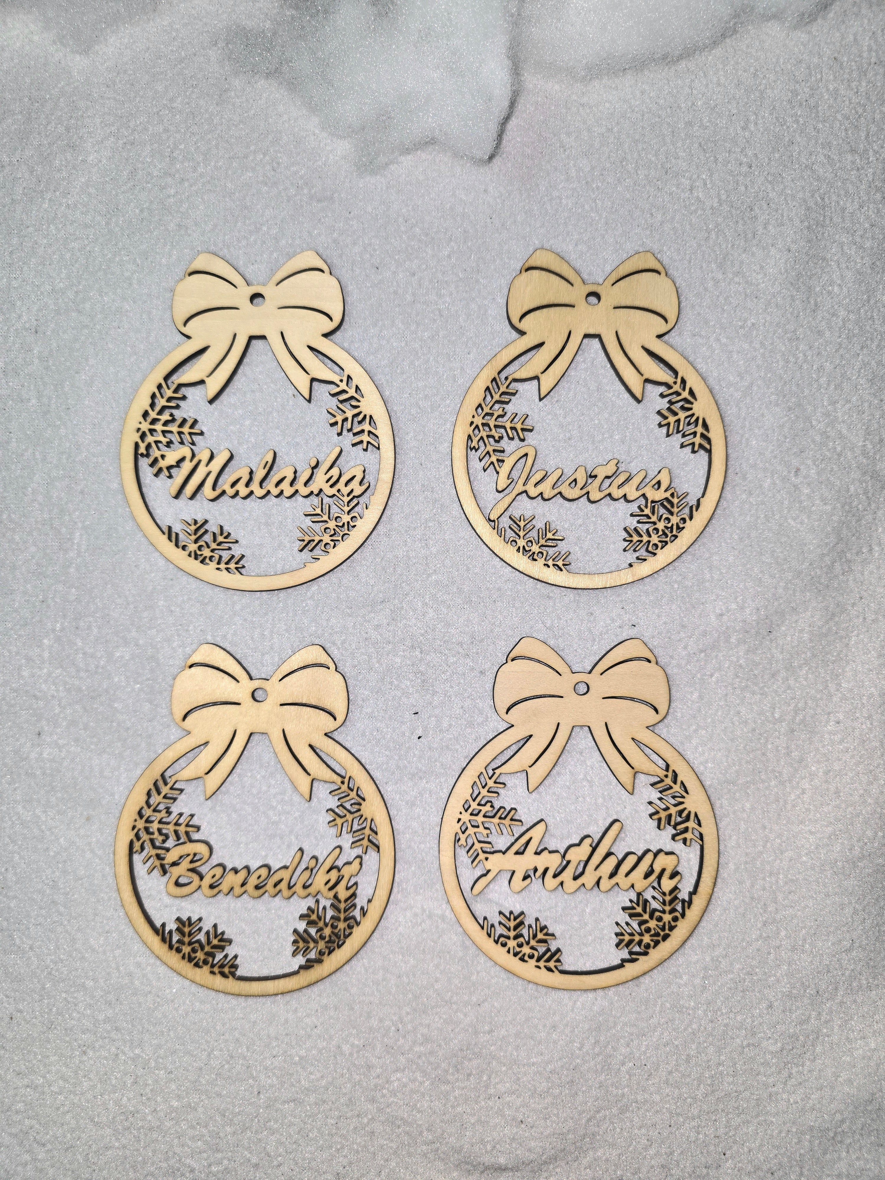 Personalisiertes Holz-Weihnachtsanhänger 4er-Set – Mit Namen – Weihnachtskugel Dekoration