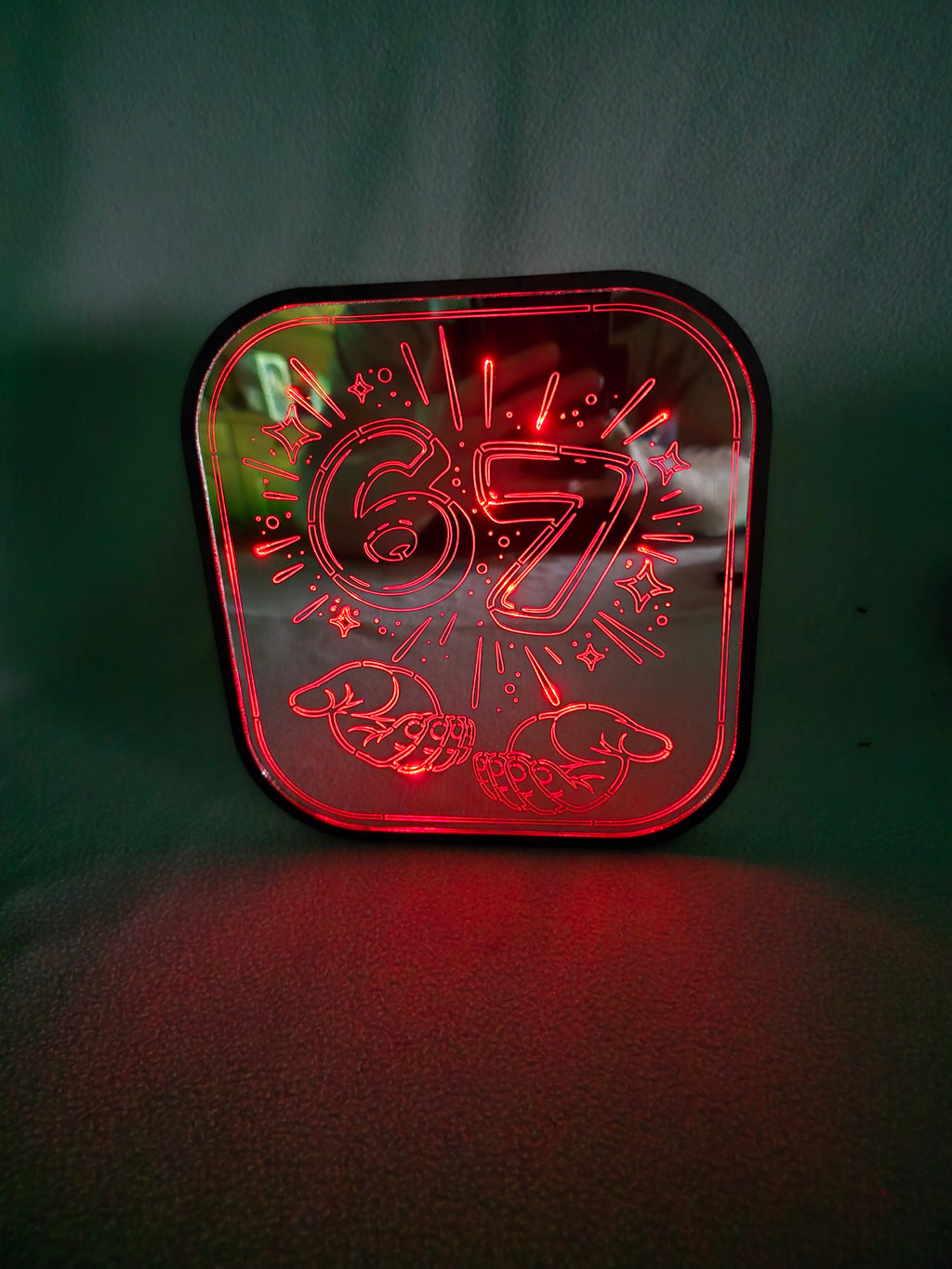 LED Acryl Leuchte „67“ – RGB Farbwechsel mit Fernbedienung | Batterie- & USB-Betrieb/  19×20 cm